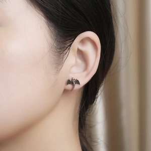 Boucle d'oreille dragon en acier titane vintage avec détails d'ailes au style punk