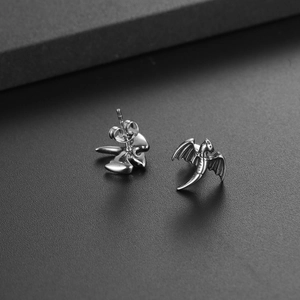 Boucles d'oreilles dragon vintage en acier titane avec ailes détaillées pour hommes et femmes