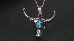 Détail du pendentif tête de taureau vintage en acier titane avec turquoise