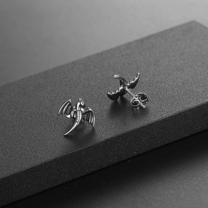 Boucles d'oreilles dragon vintage en acier titane avec ailes détaillées et fini argent