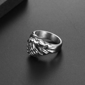 Bague rétro pour homme en acier inoxydable avec relief de plume 3D et style gothique