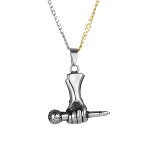 Collier avec Pendentif en Forme de Main Tenant un Microphone en Acier au Titane Vintage pour Hommes Style Hip Hop Bicolore