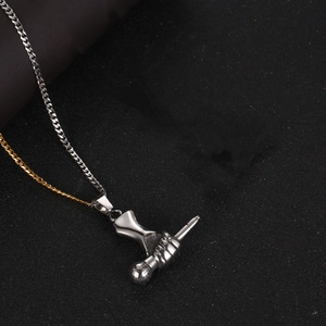 Collier punk en acier titane avec un pendentif audacieux en forme de geste de main