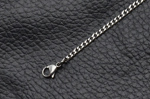 Vue détaillée d'un collier chaîne gourmette argentée avec fermoir mousqueton solide
