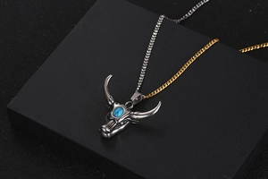 Détail du pendentif tête de yak avec turquoise et chaîne bicolore or et argent