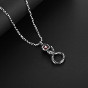 Collier rétro en acier inoxydable avec pendentif œil de serpent et zircon rouge