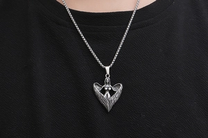 Gros plan du pendentif ange gothique rétro au fini vintage sur une chaîne à perles