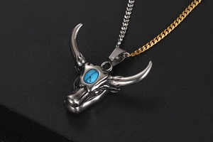 Gros plan du pendentif tête de taureau en acier titane avec turquoise et détails de chaîne