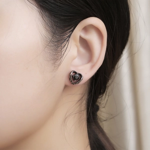 Gothischer Herz-Ohrstecker aus Titanstahl mit schwarzem Zirkon-Stein am Modell