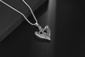 Vue détaillée du pendentif cœur d'ange argenté avec des ailes de style gothique