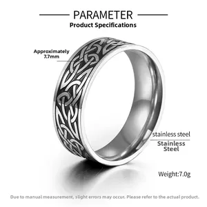 Détail macro de la bague nœud celtique nordique en acier argenté de 7,7 mm et 7,0 g de poids