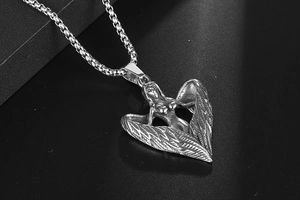 Vue macro du pendentif cœur vintage avec ange sculpté et collier chaîne vénitienne