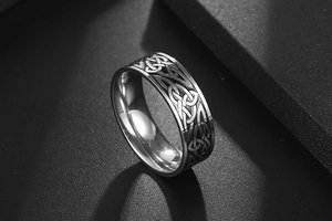 Détails des gravures de nœud celtique sur une bague vintage en acier titane pour hommes