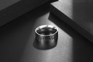 Vue macro d'un nœud celtique gravé sur une bague vintage en acier pour hommes