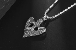 Détail du pendentif cœur ailes d'ange rétro argenté style hip-hop avec chaîne box