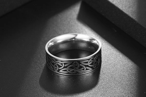 Vue détaillée du motif de nœud celtique nordique gravé sur une bague en acier titane