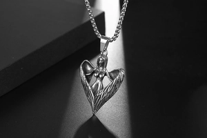 Détail du pendentif cœur ailes d'ange en acier inoxydable au style rétro