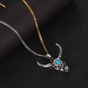 Pendentif tête de bœuf vintage en acier titane pour homme avec turquoise et chaîne bicolore