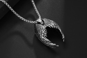Vue détaillée du pendentif aile d'ange en acier titane vintage avec une chaîne box