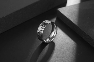 Détail macro du motif de nœud celtique nordique gravé sur une bague en acier argenté