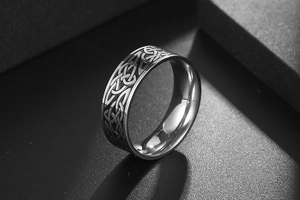 Gros plan d'une bague en acier titane argenté avec motif de nœud celtique pour hommes