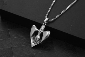 Vue détaillée du pendentif cœur ailé en argent avec chaîne box rétro et textures gothiques