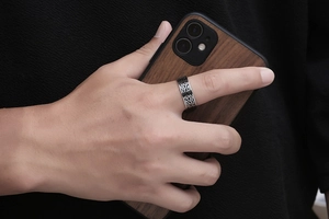 Gros plan d'une bague pour homme avec nœud celtique en acier inoxydable et motifs vintage