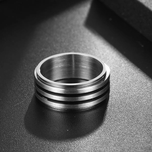 Bague moderne en acier titane pour hommes avec finition brossée argentée et lignes noires