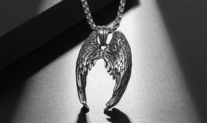 Vue macro du pendentif aile d'ange avec texture de plumes sur une chaîne à mailles carrées
