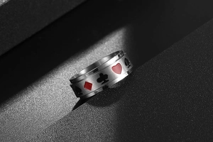 Détail macro de la bague rotative en acier inoxydable avec reliefs de cartes de poker