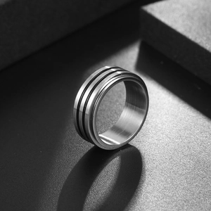 Bague nordique minimaliste en acier titane pour hommes avec rainures noires et fini brossé