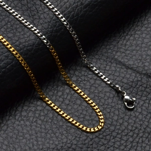 Colliers gourmettes bicolores or et argent sur fond de cuir noir texturé