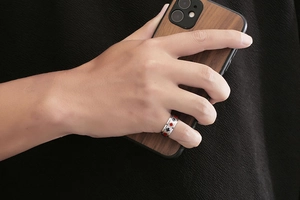 Détail de la bague rotative en acier avec motifs de cartes de poker rouges et noirs