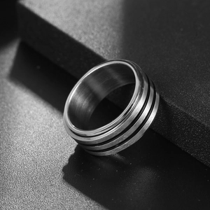 Bague nordique minimaliste en acier titane pour homme avec finition brossée et rayures noires