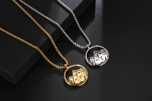 Détail macro de pendentifs de montagne en or et argent avec textures sculptées et chaînes