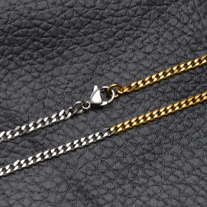 Collier gourmette bicolore en acier titane doré et argenté avec fermoir mousqueton robuste