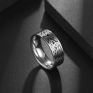 Bague pour homme en acier titane avec motif de nœud celtique gravé et finition polie