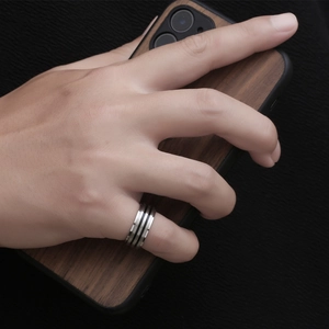 Bague rotative nordique minimaliste en acier titane pour hommes avec rainures noires