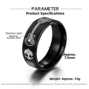 Détail macro de la bague en acier noir de 7,3mm avec gravure de guitare et arbre de vie