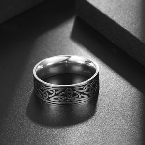 Bague en acier titane pour homme avec motif de nœud celtique argenté sur fond noir