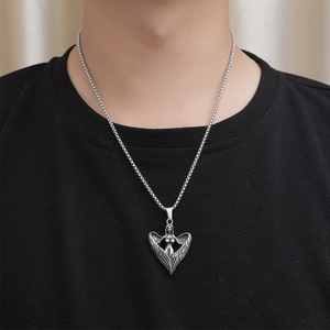 Collier avec pendentif ange en acier titane rétro avec ailes vintage et chaîne à billes