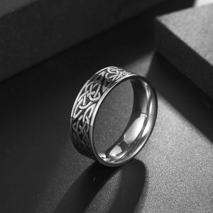 Bague nordique en acier titane pour hommes avec gravure de nœud celtique et style rétro