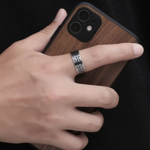 Bague pour homme en acier titane avec motifs celtiques noirs et argentés tressés