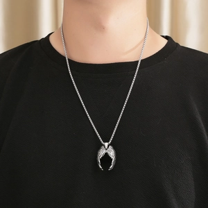 Collier pour homme en acier titane avec pendentif ailes d'ange et chaîne vénitienne