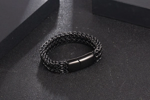 Détail d'un bracelet en acier titane noir tressé avec fermoir magnétique rectangulaire chic