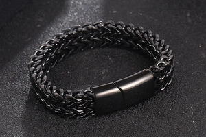 Détail macro du bracelet double rangée en acier titane noir pour hommes avec boucle