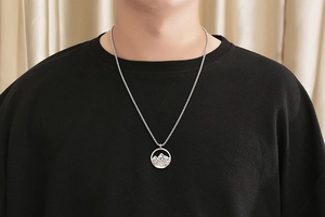 Collier pour homme avec pendentif montagne en argent et chaîne vénitienne sur modèle