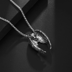 Collier pendentif ailes d'ange rétro en acier titane argenté avec textures de plumes