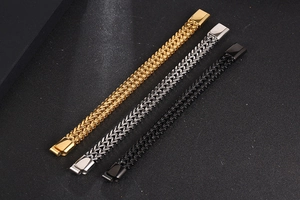 Vue détaillée de bracelets tissés en acier titane en finitions or, argent et noir