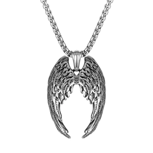 Collier rétro en acier titane avec pendentif ailes d'ange et texture plume détaillée